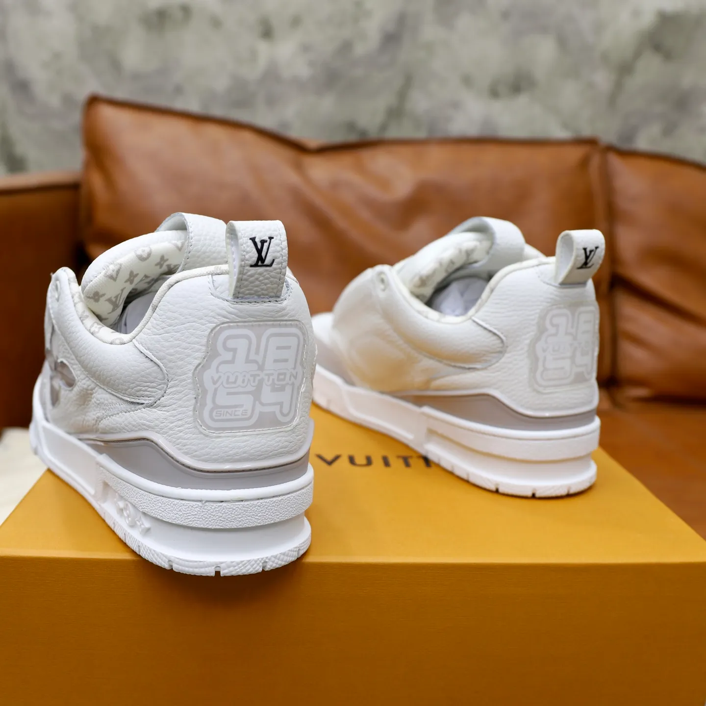 Men's shoes 💰: 860💰 LV Louis Vuitton TRAINER new sneakers are shipped. Louis Vuitton men's artistic director Virgil Abloh took inspiration to create this LV Trainer sneaker. Yingze crystal inlays present a colorful effect, with two gorgeous effect colors to choose from. The LV diamond letter logo badge on the tongue is gorgeous and noble. The LV letters are decorated on the side. The outsole is decorated with a Monogram flower pattern. It shows the trend of elegance and nobility! Men's model: 39-44 (38, 45, 46 customized)